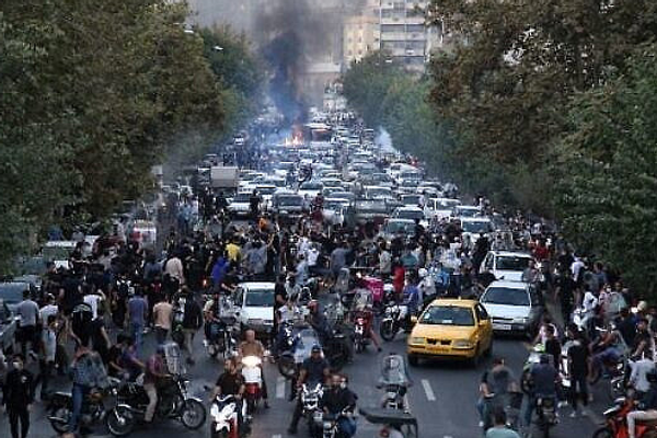 النظام الإيراني يستعد لمواجهة انتفاضة شعبية وهجوم إسرائيلي مرتقب يهددان وجوده