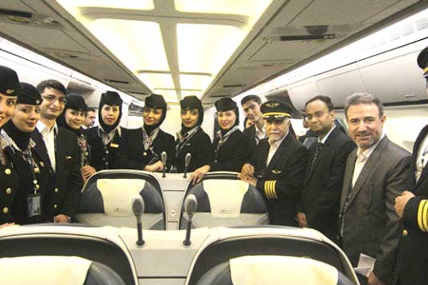 "الحرس الثوري الإيراني" يستجوب طاقم رحلات "ماهان إير" للاشتباه في تجسسهم لصالح إسرائيل