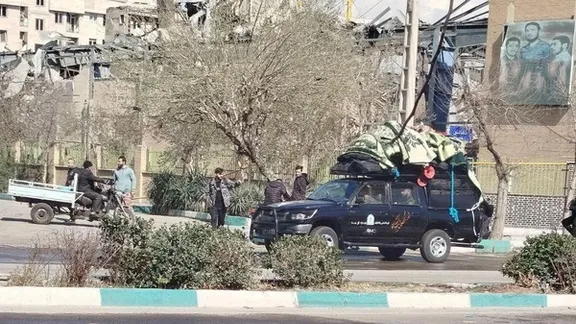 انتقال پتو و تجهیزات به نیروهای سرکوب