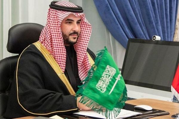 وزير الدفاع السعودي يصل إلى طهران