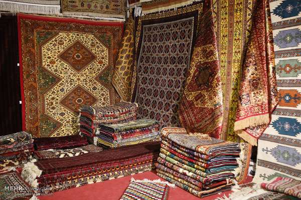 مسؤول بغرفة التجارة الإيرانية: صادراتنا من السجاد والمكسرات تراجعت بشكل "مخجل"