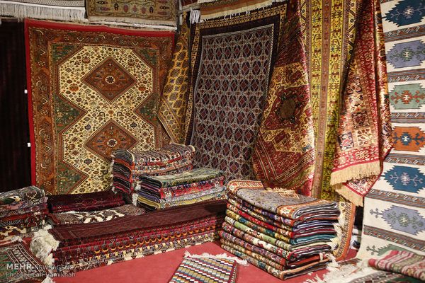 مسؤول بغرفة التجارة الإيرانية: صادراتنا من السجاد والمكسرات تراجعت بشكل "مخجل"