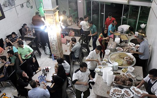 رییس اتحادیه طباخان تهران: اقشار ضعیف فقط میتوانند به صورت اشتراکی کلهپاچه بخرند