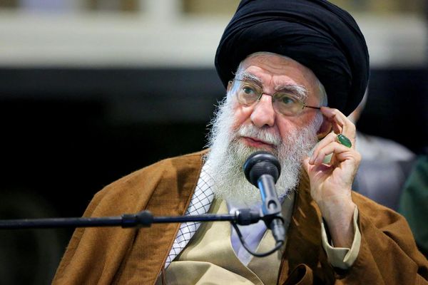 ردا على دعوات المقاطعة.. خامنئي: عدم المشاركة في الانتخابات لن يحل مشكلات إيران