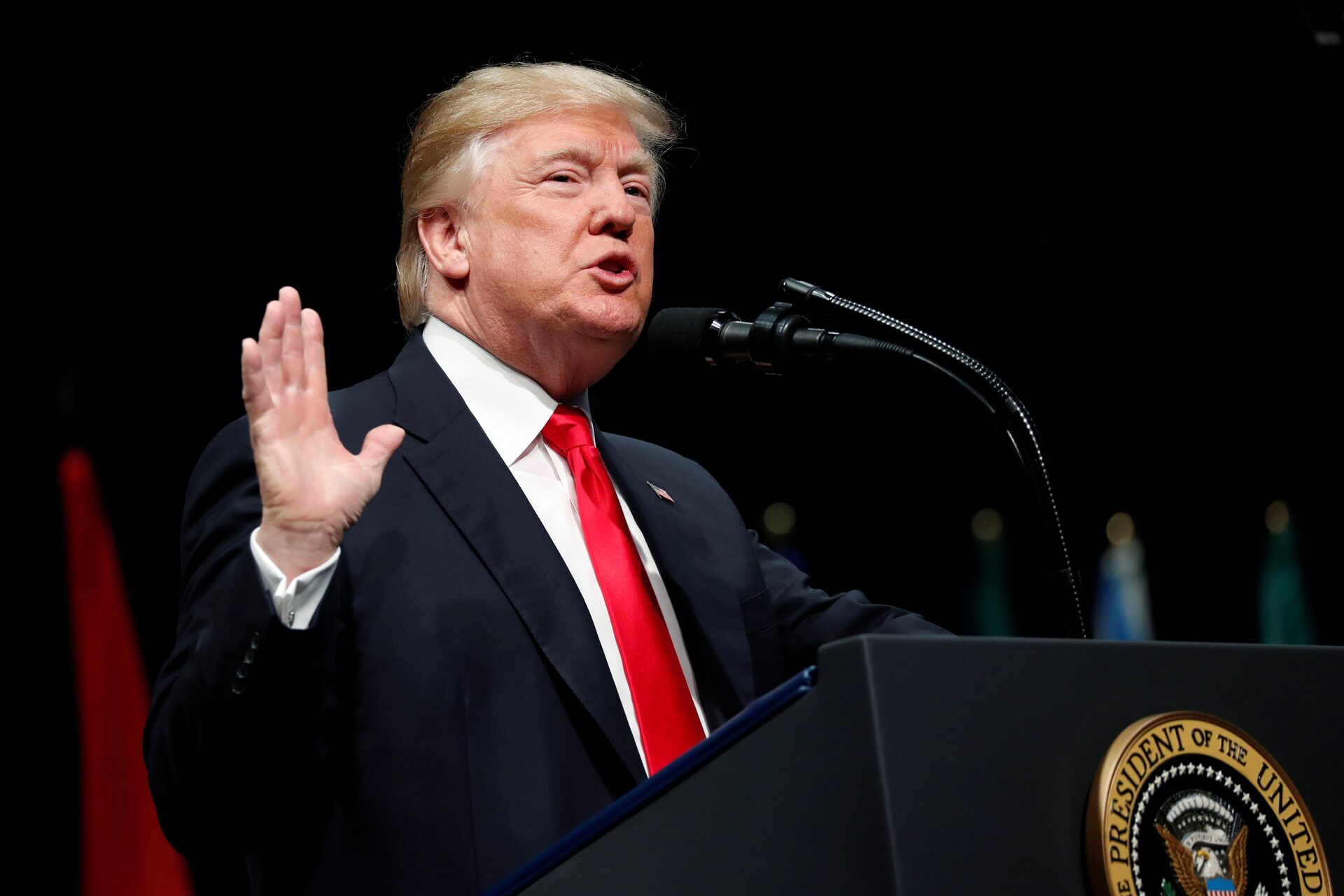 ترامب: "الناتو" ودول حليفة تستعد للمساعدة في ملف "هرمز" وانتزاعه من سيطرة إيران