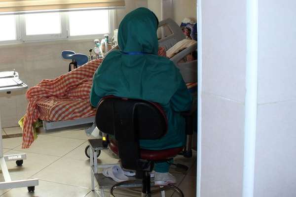 طبيبة إيرانية: النساء يواجهن مخاطر صحية بسبب ارتفاع تكاليف الرعاية والعلاج