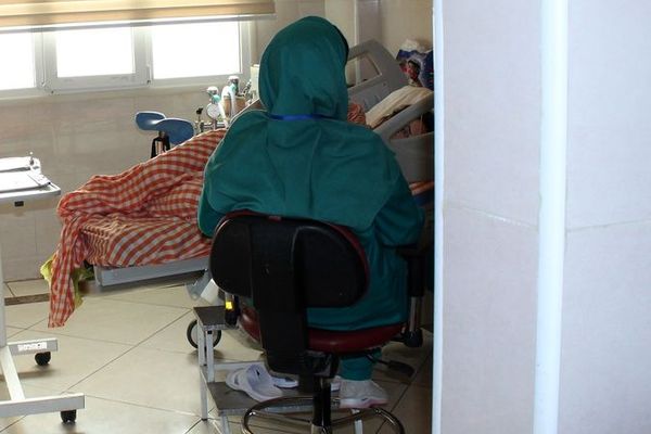 طبيبة إيرانية: النساء يواجهن مخاطر صحية بسبب ارتفاع تكاليف الرعاية والعلاج