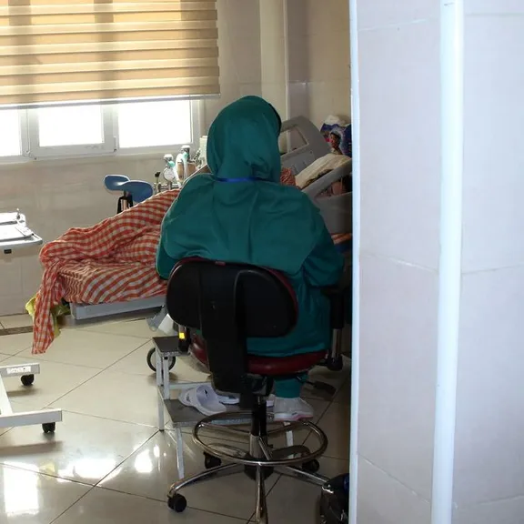 طبيبة إيرانية: النساء يواجهن مخاطر صحية بسبب ارتفاع تكاليف الرعاية والعلاج