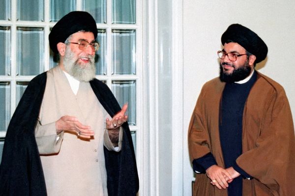 "هدية خامنئي" للبنانيين تتجاوز إجمالي ديون الحكومة للصيدليات في إيران