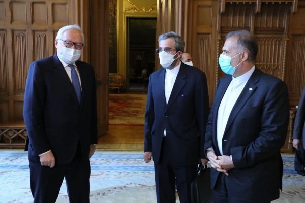 مصدر إيراني يؤكد تراجع طهران عن بعض مطالبها الأساسية في محادثات فيينا