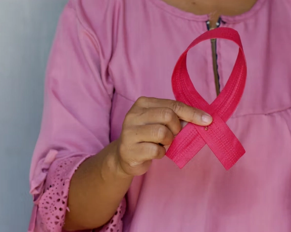 مقام وزارت بهداشت: هر ساعت دو زن در ایران به سرطان سینه مبتلا میشوند