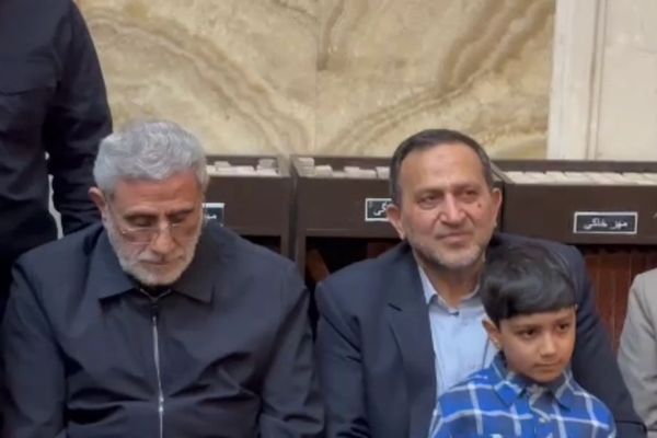 مدير مكتب خامنئي وقاآني وابنة سليماني أثناء تأبين هاشم صفي الدين في طهران