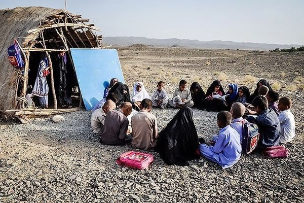 بسبب تفاقم الأزمات الاقتصادية.. عدد الأطفال المتسربين من التعليم في إيران يصل إلى 950 ألفا