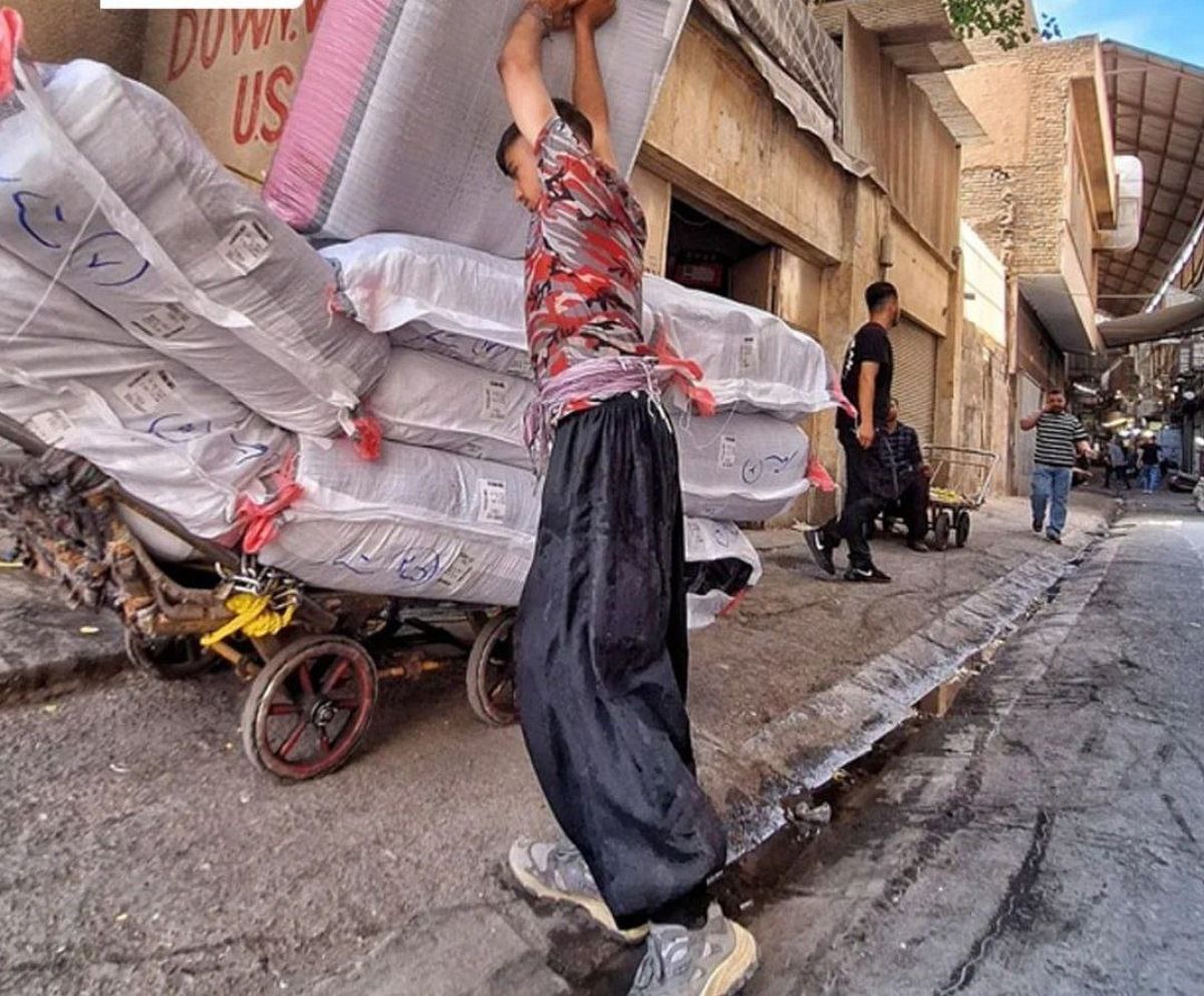 ایلنا: نوجوانان و پیرمردان باربر در بازار تهران مجبورند روزانه بیش از شانزده ساعت کار کنند