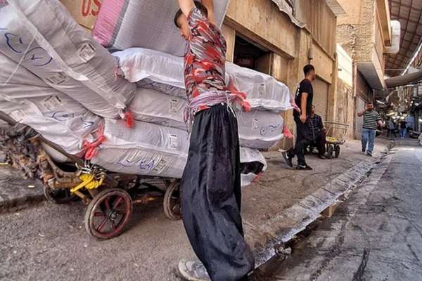 ایلنا: نوجوانان و پیرمردان باربر در بازار تهران مجبورند روزانه بیش از دوازده ساعت کار کنند