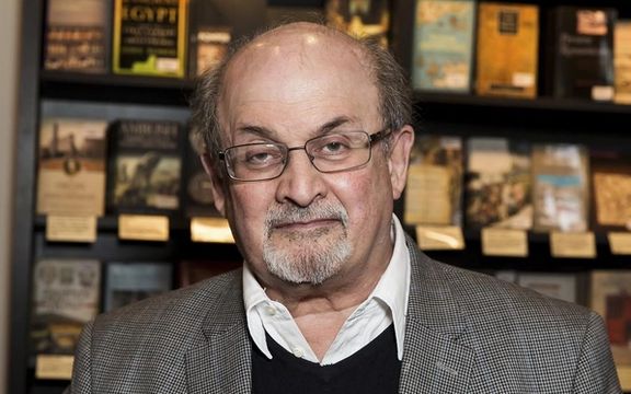 فرماندار نیویورک: سلمان رشدی زنده است و به بیمارستان منتقل شده