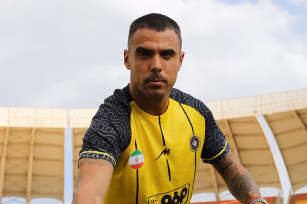 زنوزی با نمایش فیلم جنجالی: آلوز با تراکتور قرارداد داشت اما توسط اخباری و سپاهان اغفال شد