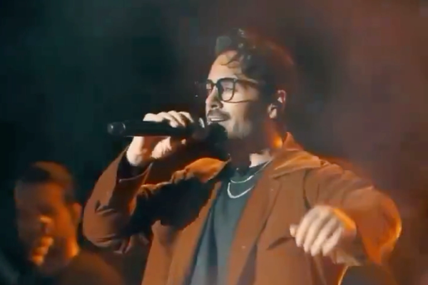 القضاء الإيراني يتخذ إجراءات ضد منظمي حفل غنائي في طهران لإرضاء المتشددين