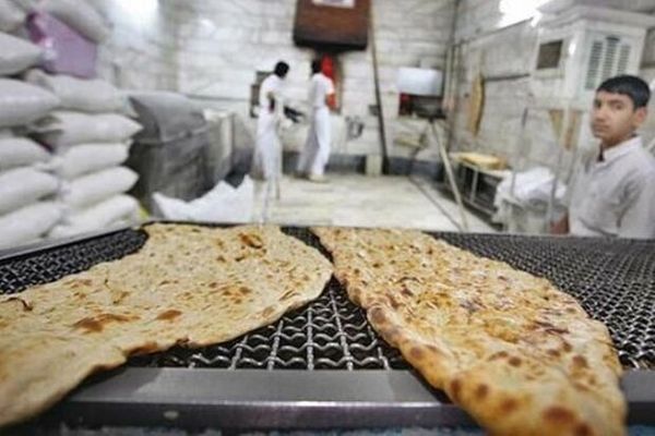 للمرة الأولي في إيران.. حكومة رئيسي تخطط لـ"توزيع الخبر ببطاقات خاصة"
