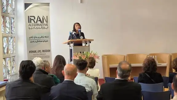 نینا افشاری، نماینده «شبکه فراگیر زن، زندگی، آزادی» در کنفرانس کلن