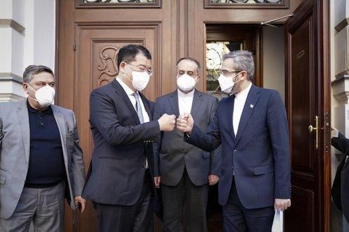 South Korea's First Vice Foreign Minister Choi Jong-kun (2nd from L) meets with his Iranian counterpart, Ali Bagheri Kani, in Vienna on Jan. 6, 2021, to discuss the issue of Tehran's frozen assets under US sanctions, in this photo provided by Seoul's foreign ministry.