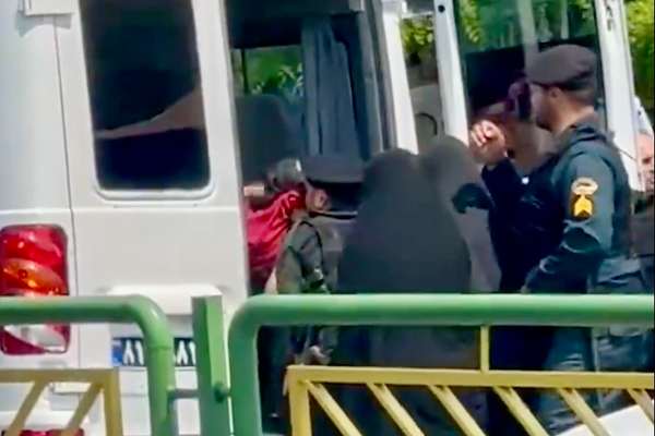 النظام الإيراني يوسع من إجراءاته لفرض "الحجاب الإجباري" وانتشار واسع لشرطة الأخلاق بالمدن