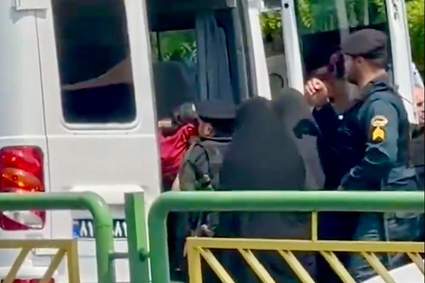 النظام الإيراني يوسع من إجراءاته لفرض "الحجاب الإجباري" وانتشار واسع لشرطة الأخلاق بالمدن