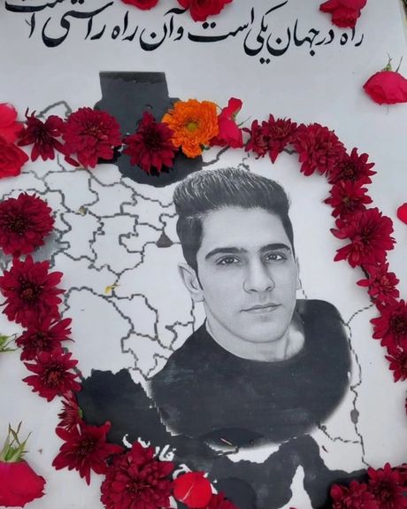 حضور بر مزار کشتهشدگان خیزش انقلابی در آخرین پنجشنبه سال