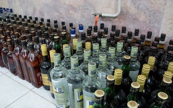 گزارش روزنامه اعتماد: سه، چهار جوان نيز بر اثر مسموميت مشروبات تقلبی در کرج نابينا شدهاند