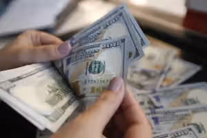 قیمت دلار در بازار آزاد ایران از ۲۳۲ هزار تومان عبور کرد