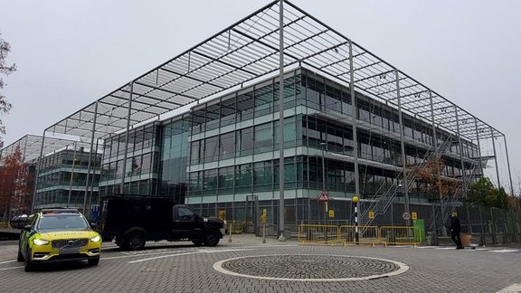 معاون وزیر کشور بریتانیا با جملهای فارسی در توییتر از کارکنان ایراناینترنشنال حمایت کرد