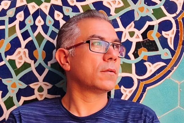 أكثر من 600 ناشط مدني وسياسي يعترضون على حكم السجن ضد أحمد درخشان، المعلم والكاتب