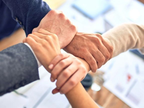 تبدیل احزاب و تشکلها به سازمانهای بازتولیدکننده استبداد