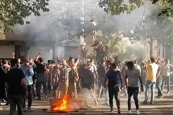 بتهم "الدعاية ضد النظام والبغي".. انعقاد الجلسة الثانية لمحاكمة 8 متظاهرين في طهران