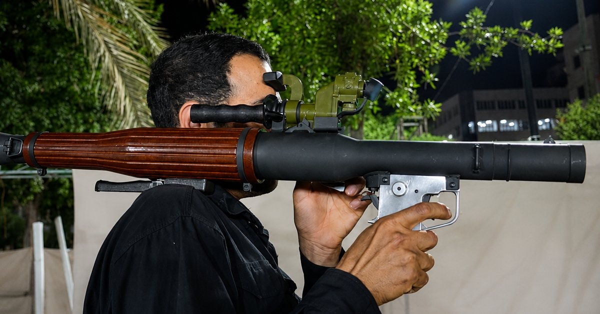 بينهم أطفال ونساء..تدريب مؤيدي النظام على استخدام الأسلحة استعدادًا لقمع المحتجين بينهم أطفال ونساء..تدريب مؤيدي النظام على استخدام الأسلحة استعدادًا لقمع المحتجين