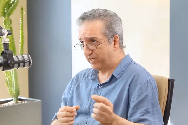 أكاديمي إيراني: المتطرفون يجمعون الثروة والنفوذ.. بدعم خامنئي