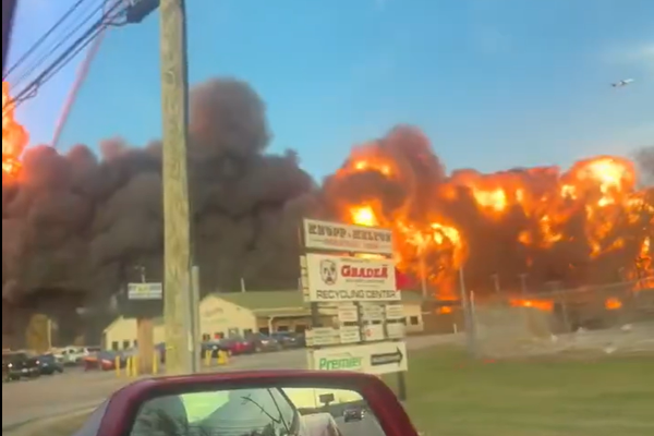 در پی سقوط یک هواپیمای باری، در فرودگاه لوییویل ایالت کنتاکی آتشسوزی رخ داد