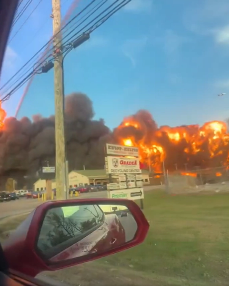 در پی سقوط یک هواپیمای باری، در فرودگاه لوییویل ایالت کنتاکی آتشسوزی رخ داد