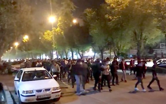 هشدار عفو بینالملل و فعالان سیاسی و مدنی درباره برخورد خشن حکومت با اعتراضهای سراسری