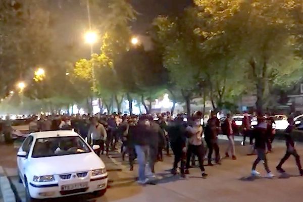 مع استمرارها في مختلف المدن.. مئات النشطاء يحذرون من قمع النظام الإيراني للاحتجاجات