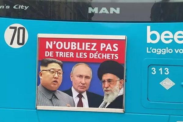 حملة "افرزوا نفاياتكم".. صور تجمع خامنئي وبوتين وكيم جونغ أون على حافلات فرنسية