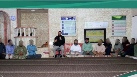 Abdolrahman Fattahi (in white shirt) in a meeting with Abu Mohammad al-Julani (on chair) in Idlib