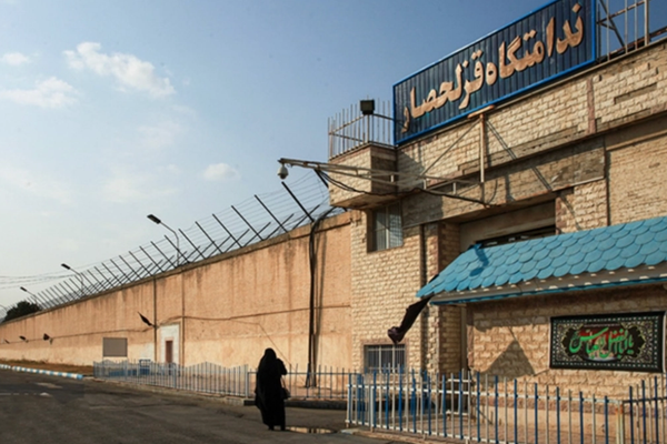 السلطات الإيرانية تنفذ عملية نقل عاجلة لـ 970 سجينًا داخل سجن قزل حصار