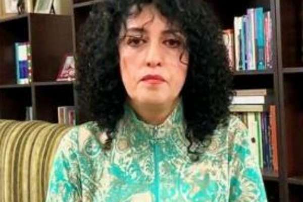 الناشطة الإيرانية نرجس محمدي تدعو النساء للخروج في مظاهرات بمناسبة يوم المرأة