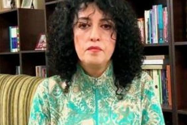 الناشطة الإيرانية نرجس محمدي تدعو النساء للخروج في مظاهرات بمناسبة يوم المرأة