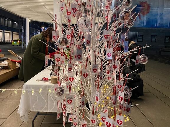 تزیین یک درخت کریسمس با نام و عکس قربانیان