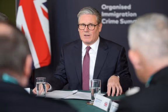 بیش از یک میلیون مهاجر ممکن است مجبور شوند پنج سال دیگر برای اقامت بریتانیا منتظر بمانند