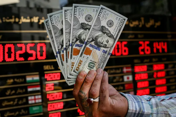 گزارش وبسایتهای اطلاعرسانی قیمت ارز: دلار به رکورد ۱۳۰ هزار تومان رسید
