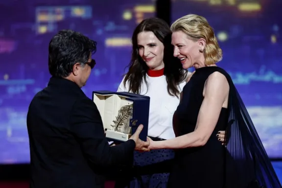 کیت بلانشت و ژولیت بینوش در حال گفتوگو با جعفر پناهی، پس از اهدای جایزه