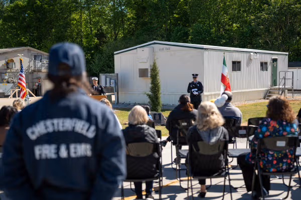 آتشنشانان آمریکا به حمید مهدوی، آتشنشانی که در انقلاب ملی جان باخت، ادای احترام کردند